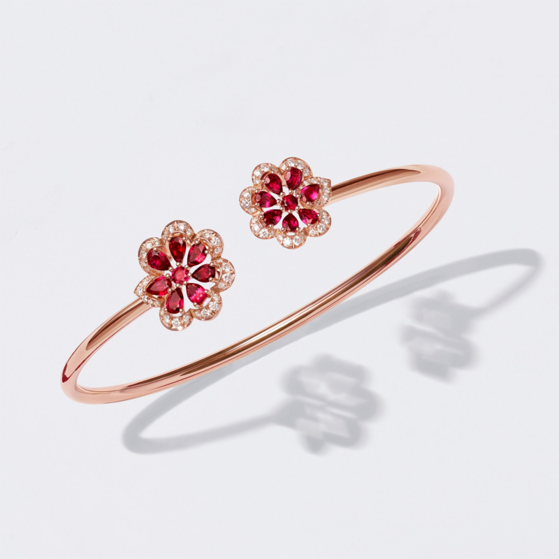 Pulsera rígida “Mini-Froufrou” de oro ético rosa de 18 quilates engastado con rubís talla pera (1,80 quilates) y talla brillante (0,17 quilates) y diamantes talla brillante (0,41 quilates).