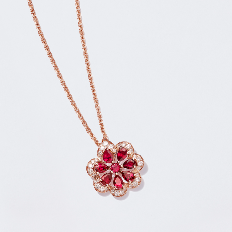 Colgante “Mini-Froufrou” de oro ético rosa de 18 quilates engastado con rubís talla pera (1,05 quilates) y talla brillante (0,10 quilates) y diamantes talla brillante (0,23 quilates).